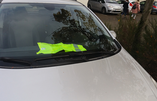 &quot;40 millions d&#039;automobilistes&quot; soutient l&#039;appel à mettre un gilet jaune sur son tableau de bord